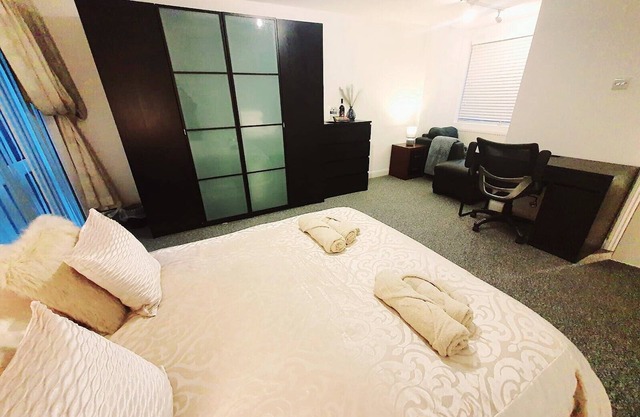 Deluxe Room with Private En Suite in Tranquil South Croydon