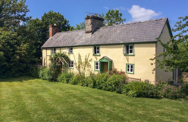DENBIGH HALL, pet friendly, character holiday cottage in Presteigne