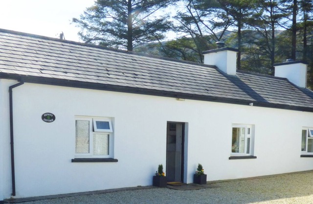 DENIS'S COTTAGE, pet friendly in Ardara, County Donegal