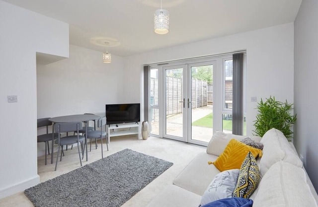 Derby City Base - 2 Bed Near Hospital, Driveway Parking, Garden