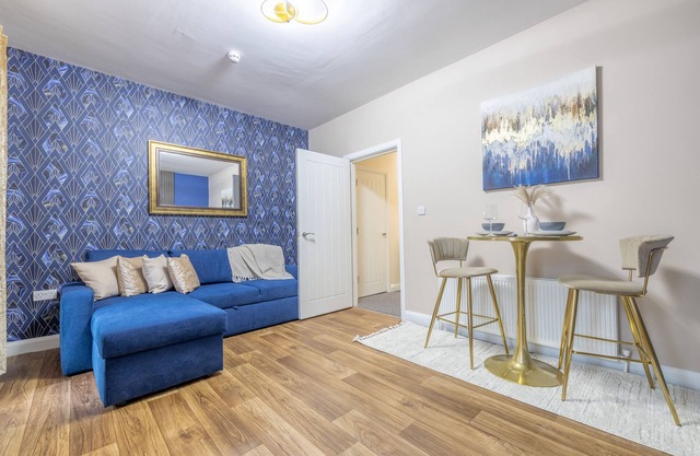 Derry City, Northern Ireland - Violet Suite Apartments (A), 4 Guests (1 Apartment) or 8 Guests (2 Ap