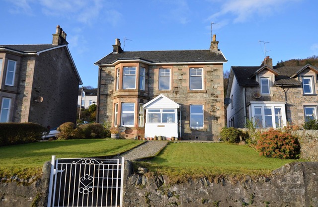 Derryguaig Apartment, shore front location, wood burner, pet friendly