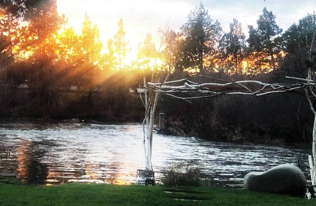 Deschutes Dreams Riverfront hot-tub, firepit!
