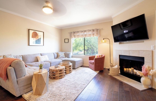 Desert Escape - N Scottsdale Quiet, Contemporary 2Br2Ba, W/D, Pools, Fast WiFi