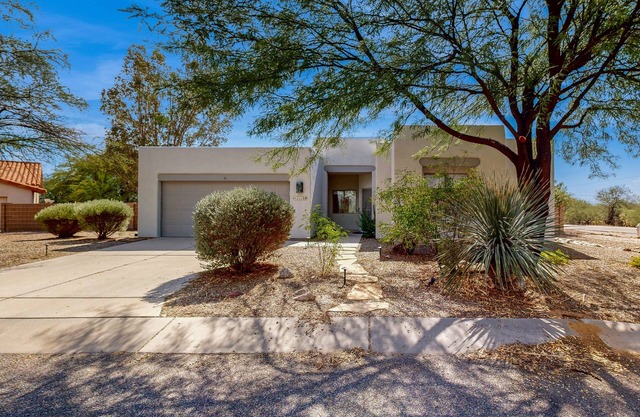 Desert home with enclosed yard, patio and lawn area - dog friendly