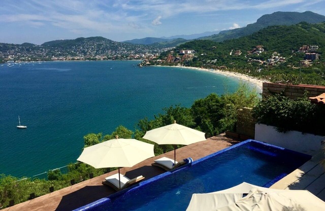 Design Beach House with spectacular view to Bahía de Zihuatanejo