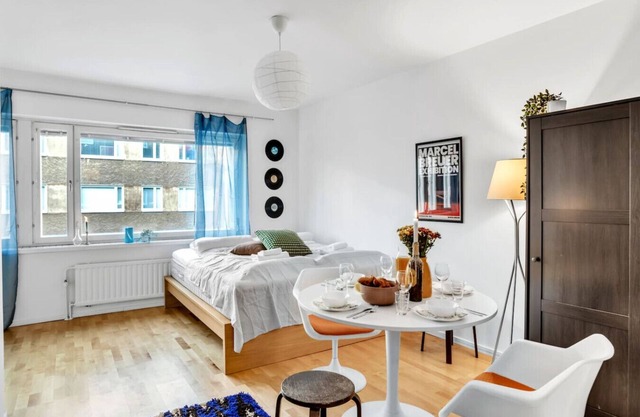 Design District w King Bed, Netflix, tram&bus near