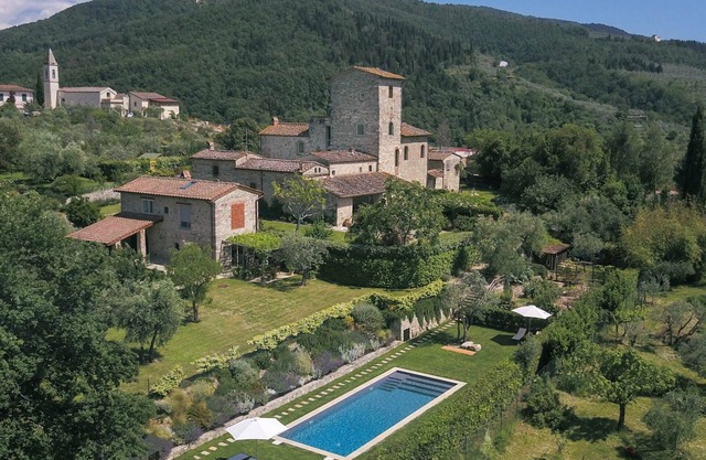 Design resort in the heart of Tuscany. 20 mins from Florence. Sleeps 15.