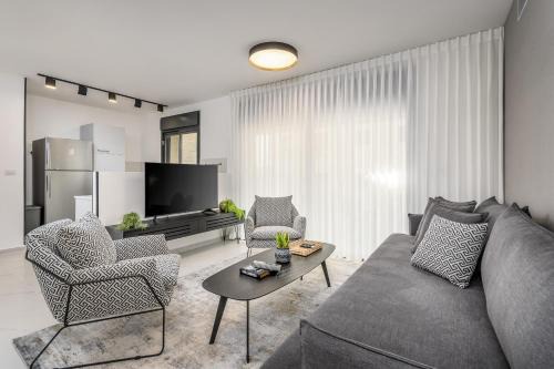 Designed 2BDR&2Bth w Parking- mahne yehuda sea u jerusalem