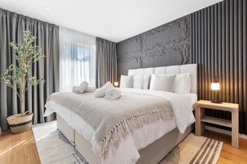 Designer 2BR Apartment, Superking Bed, Near Central London