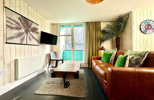 Designer Apartment inc. Free Parking & FAST WiFi
