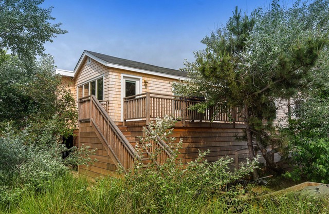 Designer cottage with amazing view, serene deck & outdoor shower - walk to beach