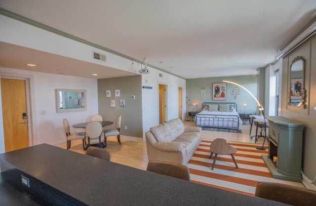 Designer Downtown Condo Suite - Splendid View
