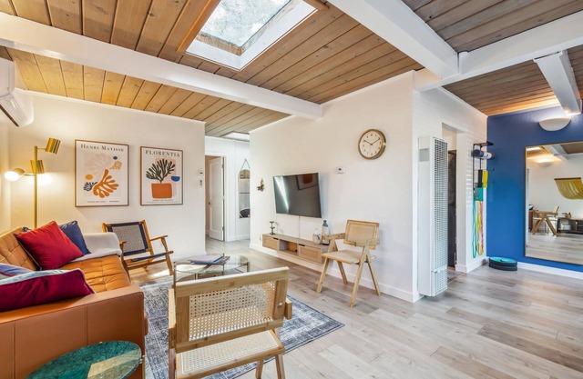 Designer Home Near Stanford/Tech Hub+AC/Gym/Office/BBQ. Two Bed/One Bath.