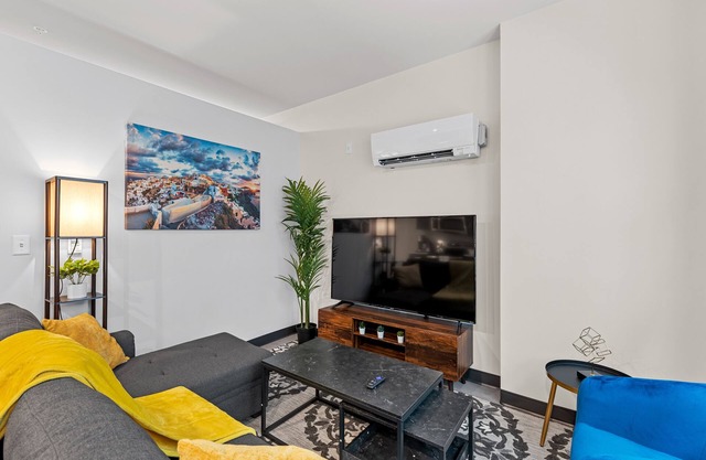 Designer Luxe 1BR in Historic West Town/Fast WI-FI