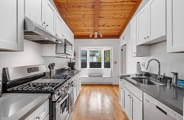 Designer retreat home near Stanford! Luxury, Gym, Peloton, office,Backyard,BBQnn