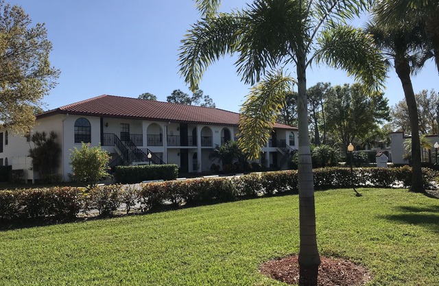 Desirable 2nd Floor End Unit Condo in Lely Area