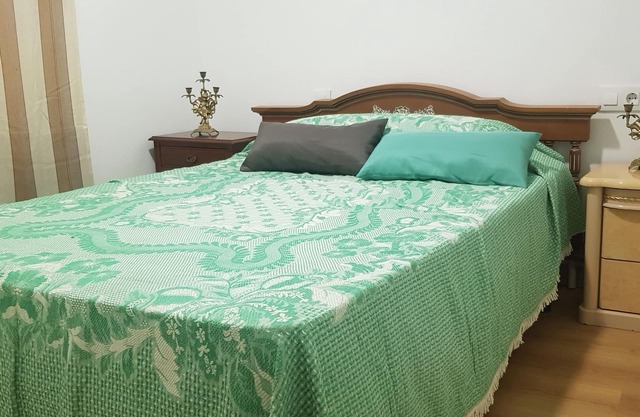 DETACHED HOUSE 6 BED. 2 BATHROOMS WELL CONNECTED TO AIRPORT AND MADRID CENTER