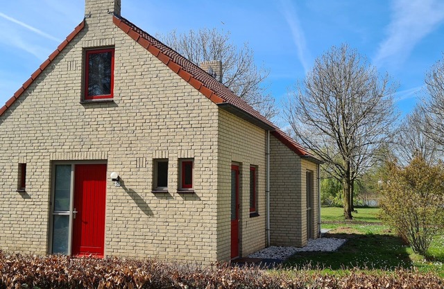 Detached 6-person bungalow with lake views directly on the swimming lake