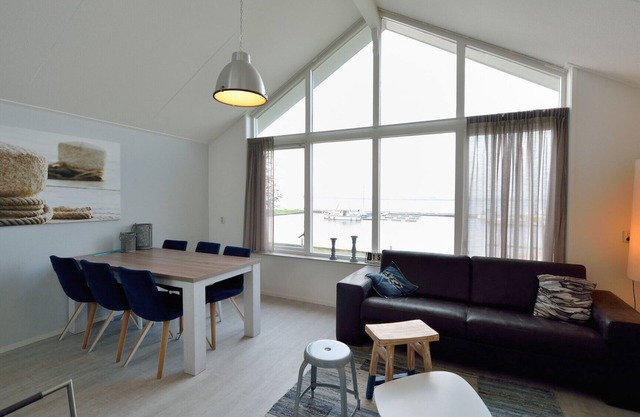 Detached 6-person villa