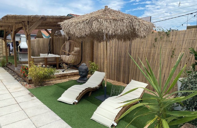 Detached air-conditioned cottage, near beach and shops - Ideal for 2 people