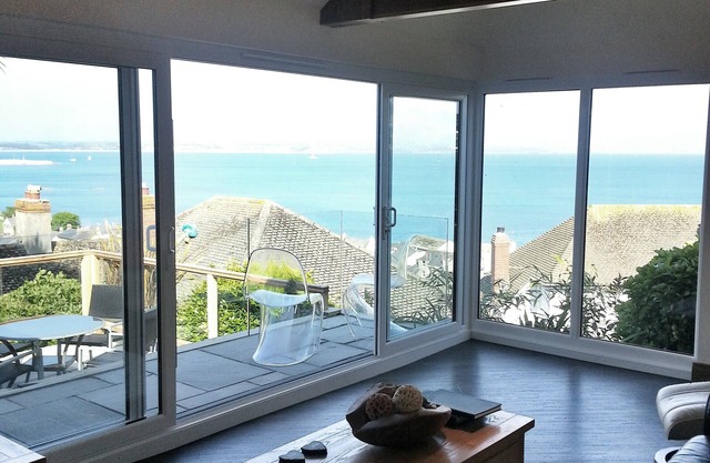 Detached Bungalow With Panoramic Ocean Views With 3 Bedrooms and 2 bathrooms.