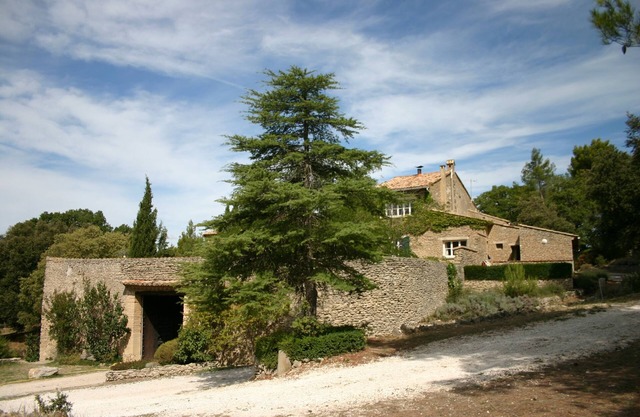 Detached cottage in a Provençal estate breathtaking view jaccuzi swimming pool