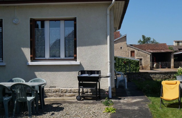 Detached cottage, 2 beds, near A5, enclosed garden, garage
