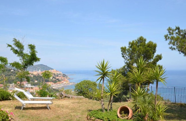 Detached country house with large garden and wonderful panoramic sea view