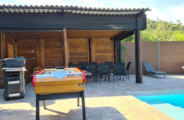 Detached family villa with pool and garden