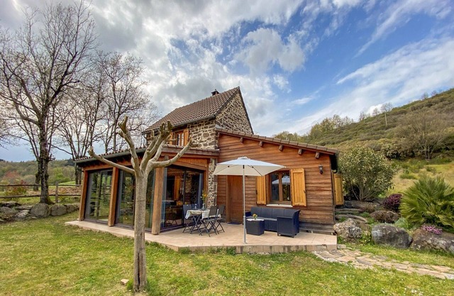 Detached gîte with views and shared pool
