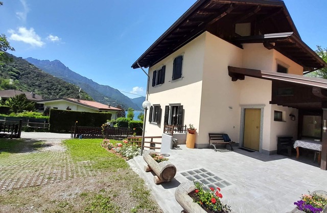 Detached house with lake view and garden