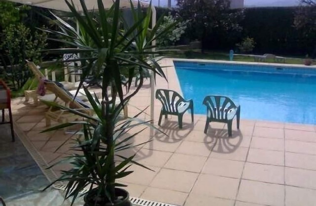 Detached house with pool 900m from the sea