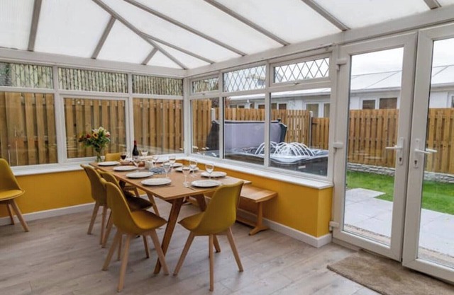 Detached house luxury 6 beds, Fast WiFi, pets allowed and Hot-tub.