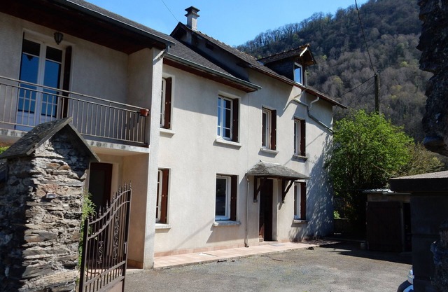 Detached house of 65 m2, renovated, with secure court 7 km from Lourdes.