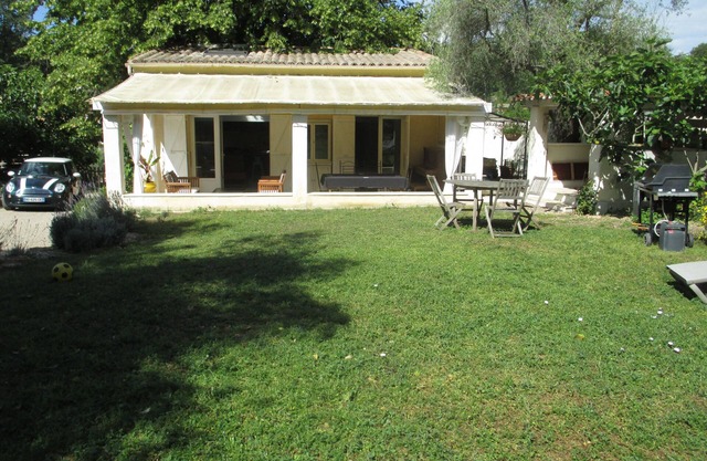 Detached house on family property 1.6 km from the village of Valbonne
