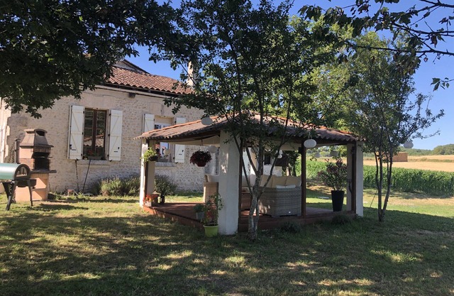 Detached house + private pool mins from Aubeterre