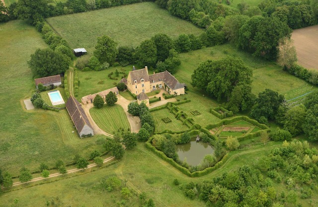 Detached house, quiet location, swimming pool, fishing, sleeps 8