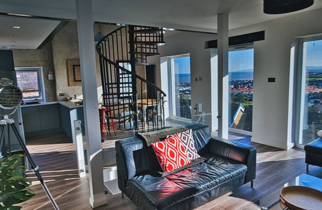 Detached House with Amazing Sea Views & Hot Tub
