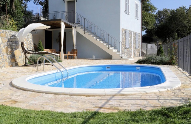 Detached house, with swimming pool, open view, barbecue and private parking.