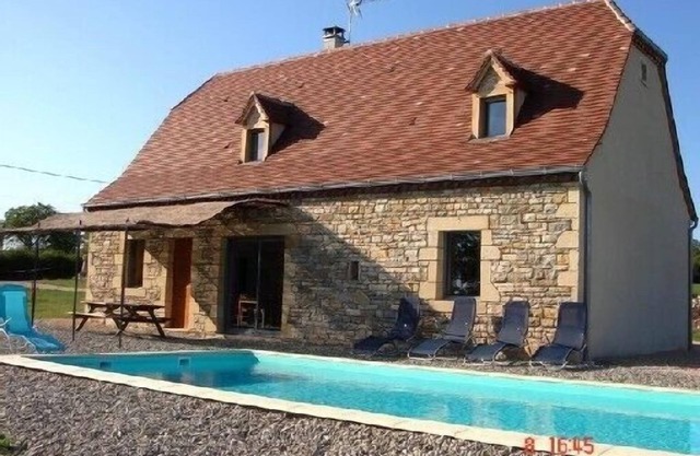 Detached house with private pool for family vacations.