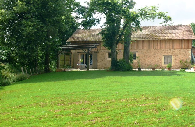 Detached house with shaded terrace, large plot, quiet.