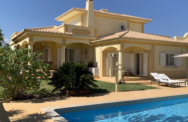 Detached, private villa with pool in spacious gardens, WIFI, AC