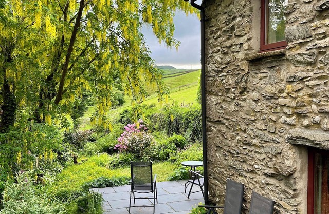 Detached, romantic, homely barn. Peaceful with lovely views. Garden. New kitchen