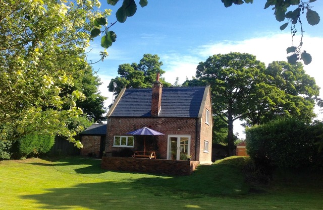 Detached Rural Cottage in gorgeous grounds sleeps 2A2C walking distance to beach