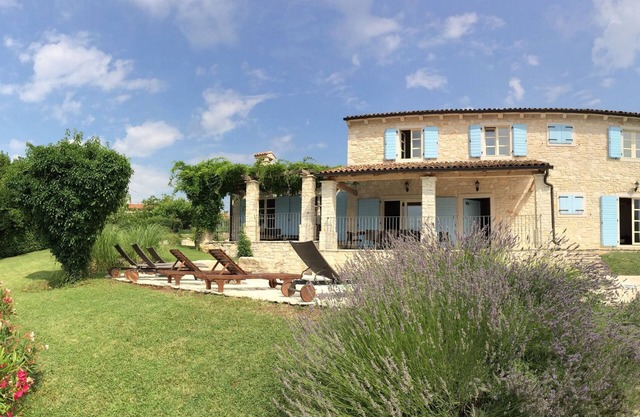 Detached stone villa with stunning views, private pool, WLAN