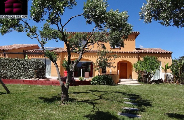 Detached villa with large garden and 10x5 swimming pool, sleeps 8.