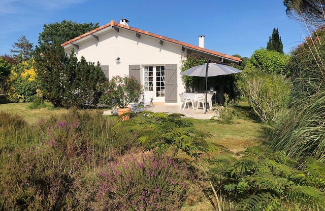 Detached vacation home " Landaise " with large garden 4 km from Contis