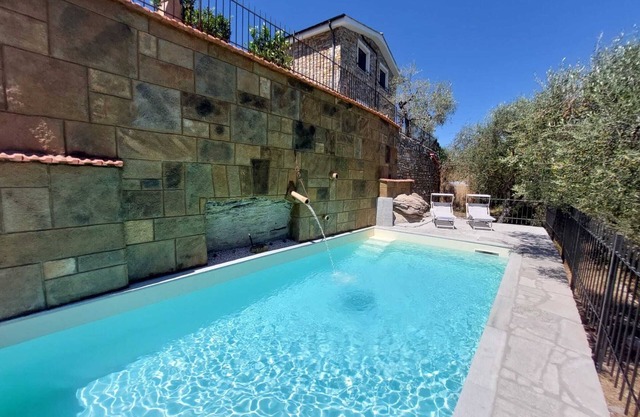 Detached vacation villa with sunny garden, panoramic pool and Jacuzzi
