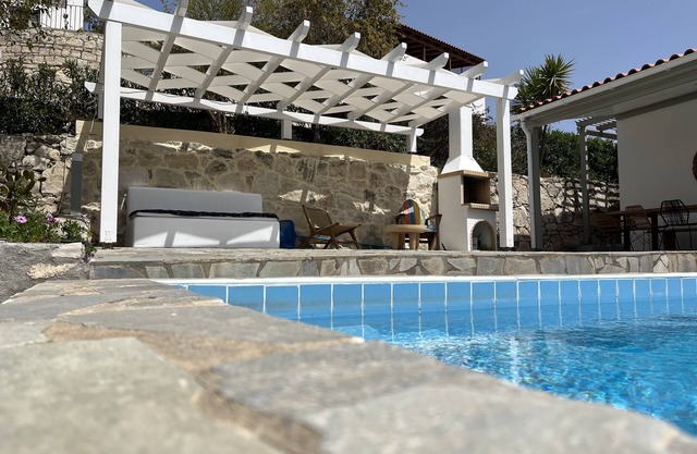 Detached villa 2.5km from the beach